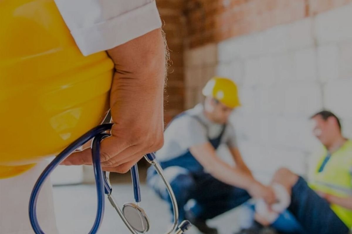 Profissional de saúde prestando atendimento após ocorrência ocupacional