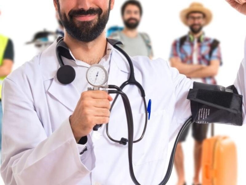 Médico realizando aferição rápida de sinais vitais